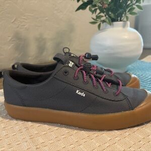 Keds Womens size 7 Shoes - Gray with Pink shoe strings